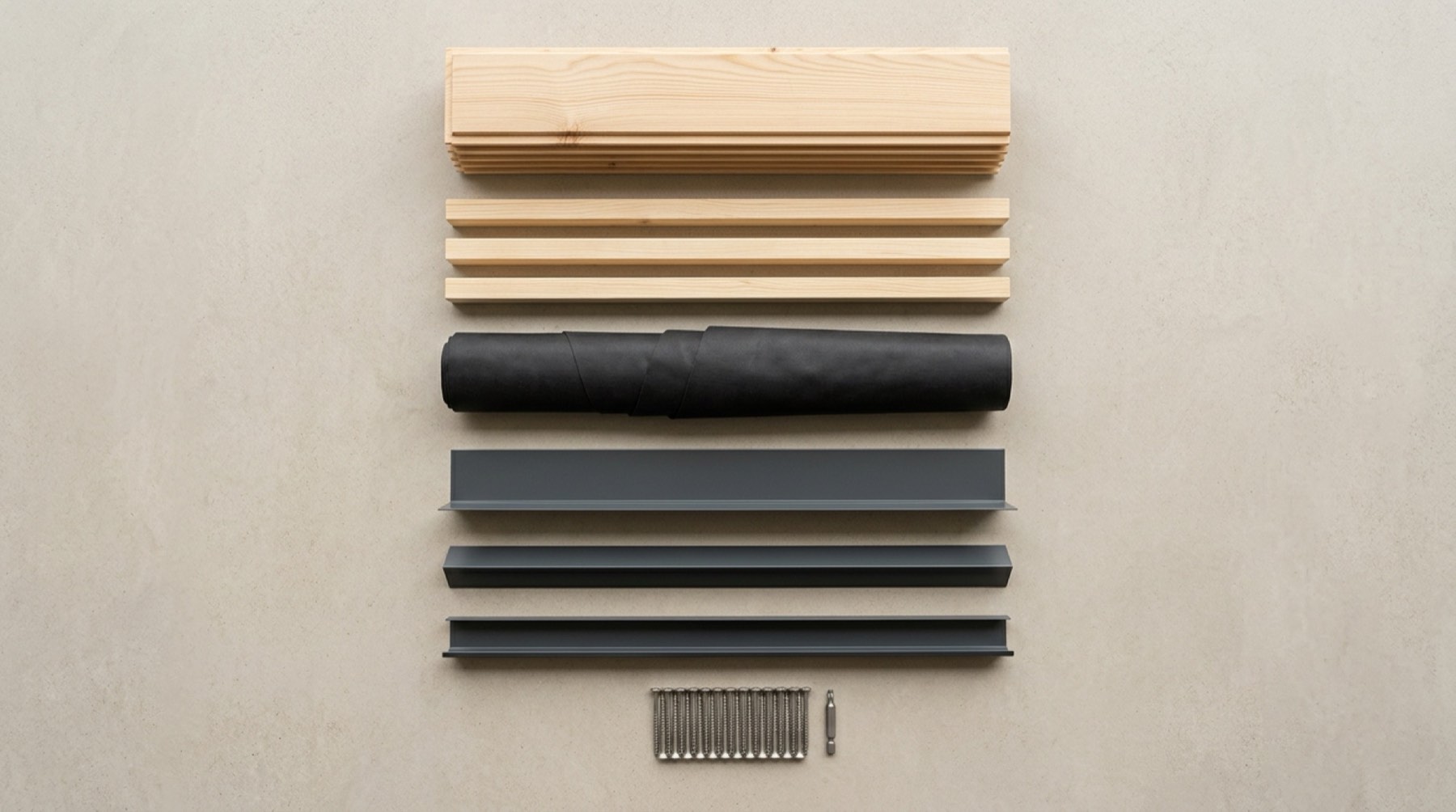 Onderdelen van een houten gevelbekleding netjes naast elkaar: planken, regels, een rol zwarte folie, aluminium profielen en een rij schroeven